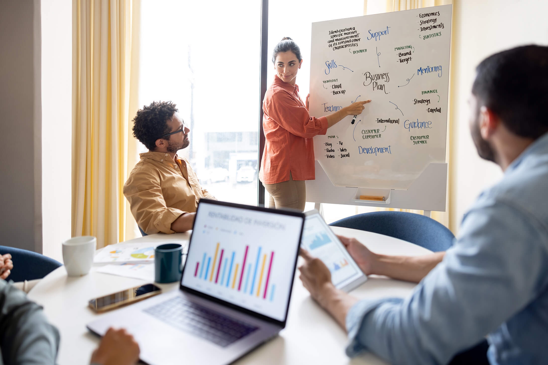 A women doing a presentation and wring on the white board