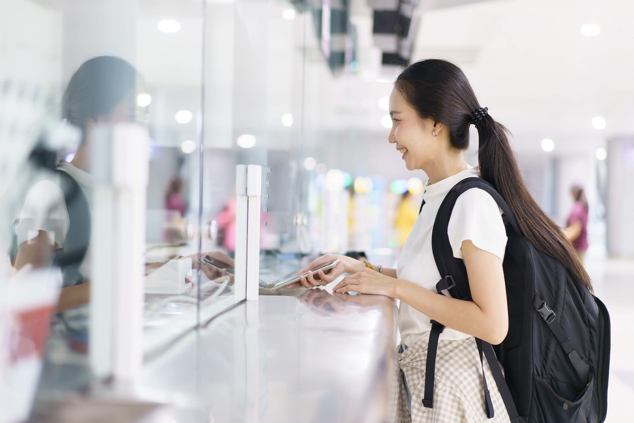 a student getting help from the admission team